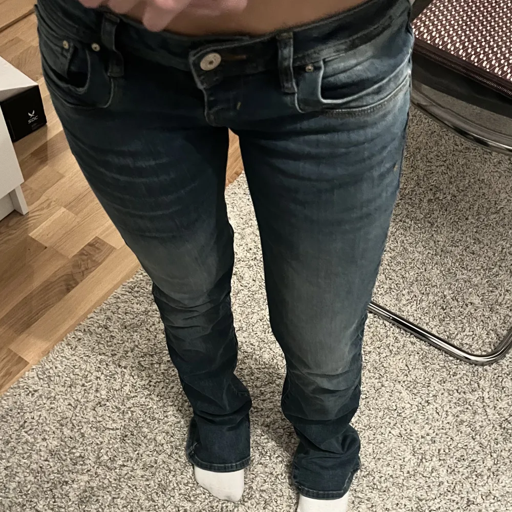 Säljer mina ltb jeans som jag ej använder längre. Modellen på bilden är 160 och byxorna storlek är 26/34. Jeans & Byxor.