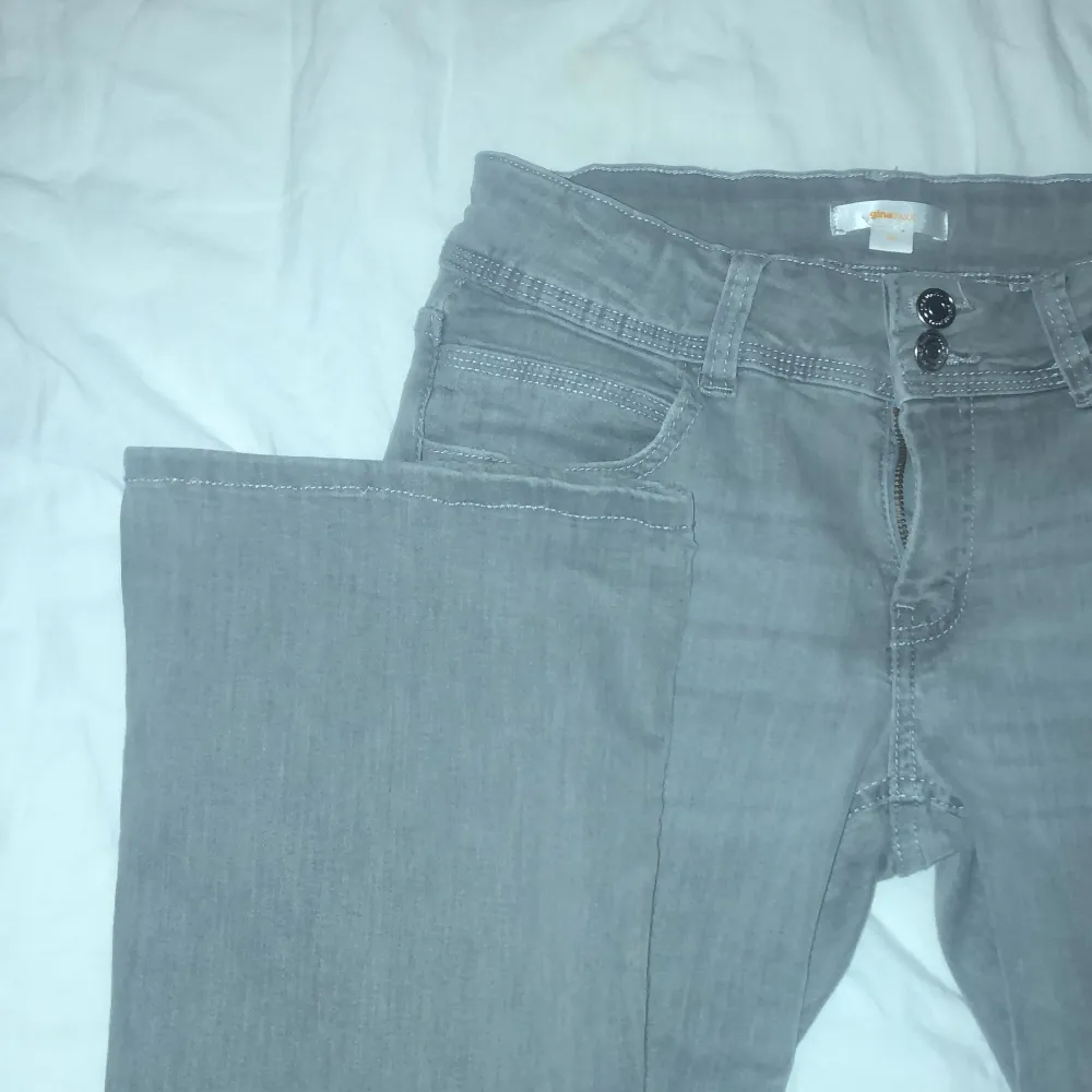 Gråa jeans från Gina, använd typ 2 gånger. Storlek 164    Köparen står för frakten . Jeans & Byxor.