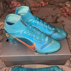 Nike mercurial superfly  - Dessa skor är i ett väldigt bra sick, anvönda Max 7 träningar Sick 9/10