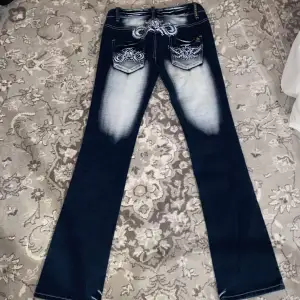 Blue Queen jeans i storlek 26 , lågmidjade och utsvängda/ raka .Köpte på tradera men kommer ej till användning. Bra längd för mig som är 169 men passa allt ifrån 160-169.  Tryck ej på köp nu utan kontakta.  