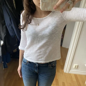 Vit tröja - Supersöt vit tröja frön only aldriga använd så i superskick! Storlek xs men passar mig som är s