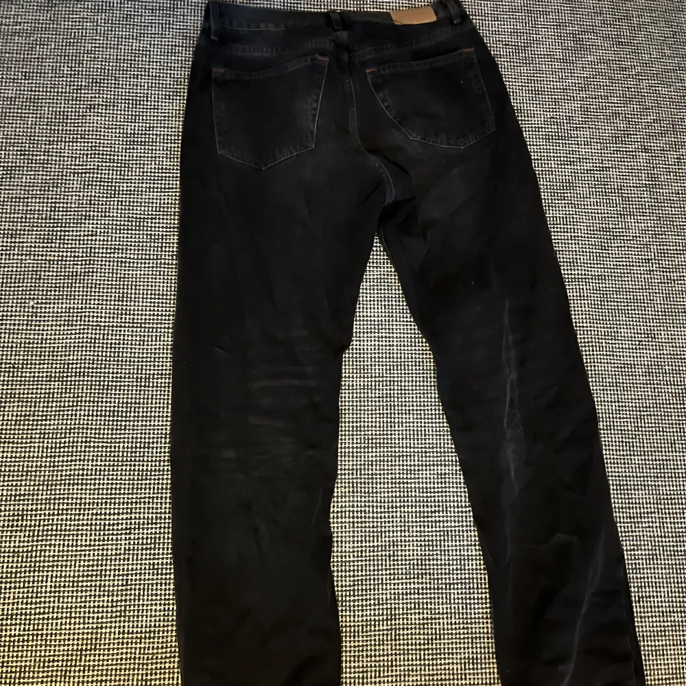 Säljer dessa svarta jeans med mörk grå nyans. Tvättas innan överlämning. Bra skick, använda men inget fel på. . Jeans & Byxor.