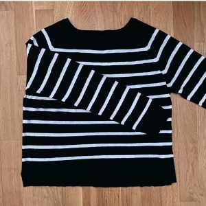randig tröja zara - en svart vit randig tröja från zara. jättebekväm och skänt material. helt nytt skick och endast använd fåtal gånger. pris kan diskuteras.