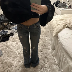 Lågmidjade jeans - Super fina! Passar någon som är rint 1,60! Klippt av dem längst ner, helt oanvända av mig