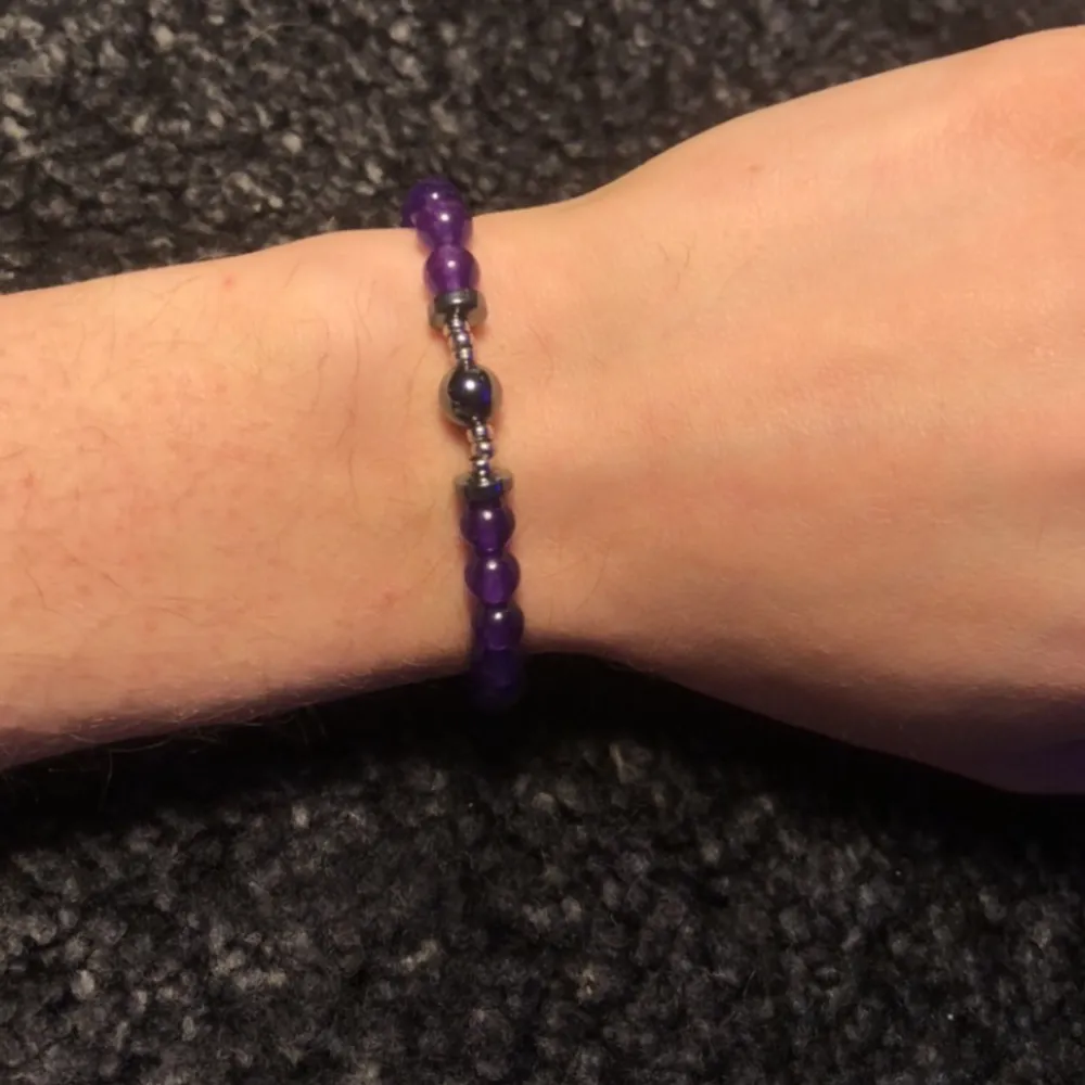 Armband i ametist och blodsten. Finns att hämta i Hökarängen eller postas. . Asusteet.