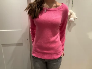 Stickad tröja - Säljer min fina rosa stickade tröja eftersom den ör för stor, därför den ör andvend runt 5ggr, inga defekter❤️