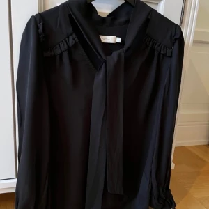 Mayla Blus  - Silkesblus från Mayla i storlek 34, nypris ca 2500kr. Mycket fint skick, sparsamt använd.