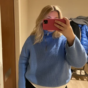 Stickas tröja - Blå stickad tröja i storlek L.