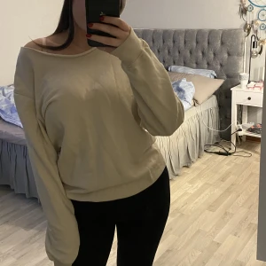 Sweatshirt  - Beige sweatshirt från H&M. Har klippt av kragen på tröjan för att göra den lite finare.