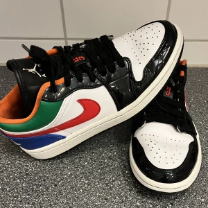 Nike Air Jordan 1 Low - Säljer mina coola och ovanliga Jordans. Svåra att få tag på!🤩 Sparsamt använda men där finns lite små knappt synliga skavanker. Köpta second hand så har inget kvitto och kan därmed inte garantera att de är äkta men de ser äkta ut😊 Köpte dom för 2000.🫶🏻