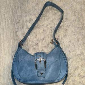 Jeansblå färgad handväska. Nyskick och justerbar. Bra kvalitet 