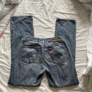super snygga Levis jeans i modellen är 570! Innebenslängd ca 77cm och midjemått ca 80cm🙏🏽