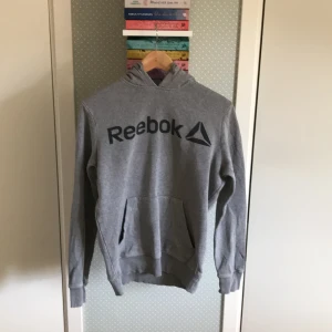 Hoodie grå - Säljer min gråa reebok hoodie i storlek S