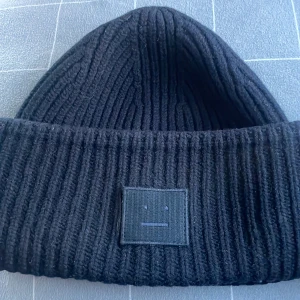 Acne mössa - Jättefin acne mössa, kontakta om du är intresserad säljer för 850 plus frakt betala helst med swish❤️onesize som är 56 cm🙌KAN ÄVEN BYTAS MOT EN BLÅ I FINT SKICK🤭