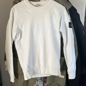 Stone island tröja - En vit Stone island tröja, riktigt bra skick använd få tal gånger. Tvättad självklart innan jag fraktar! Pris går och pruta, vid mer frågor hör av er i dm! Sjävklart äkta och boxen från NK finns kvar👍👍