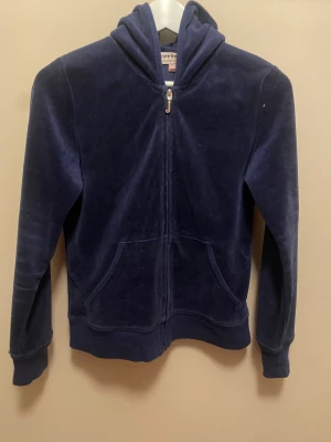 Juicy couture kofta  - Jätte fin juicy kofta med tryck på ryggen. Kom privat för frågor eller bilder💕den är väligt liten i storlek skulle säga den passar som en Xs/S