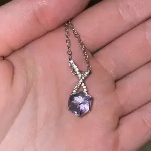 Fint unikt halsband med en lila kub, använt fåtal gånger. Superfint skick! Tveka inte att höra av er om frågor! Kontakta mig innan ni använder köp nu🥰