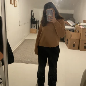 stickadtröja - säljer tre olika stickade tröjor, första är mörk rosa och i strl L men den passar mig som har S, andra är en kort stickad tröja i strl s tror jag och sista är en stickad tröja med spets som är strl l/xl. skriv för fler bilder❤️1 för 49