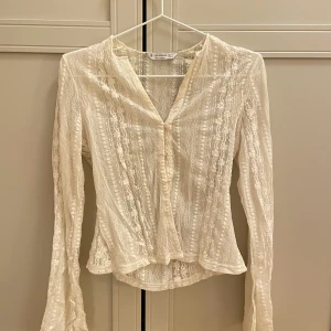 Blus - suuuuperfin blus i spets, lite vidare ärmar vilket skapar fin siluett🎀 fint skick!