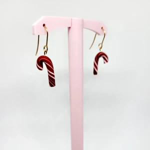 Jul örhängen  - Superfina örhängen i polymerlera. Få med lite julstämning vart du än går 🍭  Själva hängen är i rostfritt stål och pläterat i guld, nickelfria!  Går att byta till plast eller clips om så önskas!