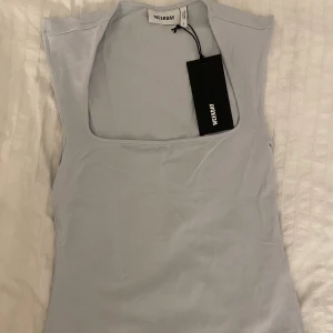 Ljusblå/grå tröja/top - Denna ljusblåa/gråa top är helt oanvänd, alltså i perfekt skick. Inga fläckar eller lösa sömmar. 