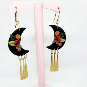 Handgjorda örhängen  - Superfina örhängen i polymerlera.  Själva hängen är i rostfritt stål och pläterat i guld, nickelfria!  Går att byta till plast eller clips om så önskas