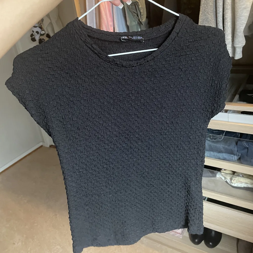 Zara t-shirt med textur i svart, använd 2 ggr, nypris 199, mitt pris 150💗Perfekt till hösten och passar till nästan allt + frakt tillkommer . T-shirts.