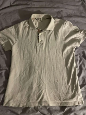 Burberry piké - Säljer nu denna snygga och stilrena pikén från märket burberry, mycket bra skick. Bara att skriva vid frågor eller funderingar. Mvh