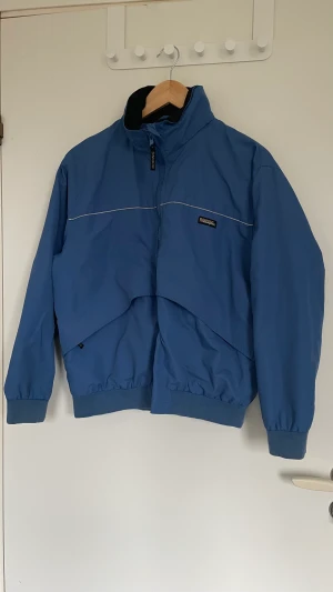 Vintage blå jacka  - En blå jacka som är köpt second hand men som inte används. Den är i barnstolen man jag tycker den funkar bra för ungdomar också då den har längre armar. 