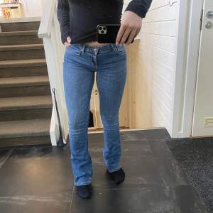 🤍lågmidjade utsvängda jeans från zara. Använda en gång. Jag är 160 och jeansens har en bra längd för mig.🤍