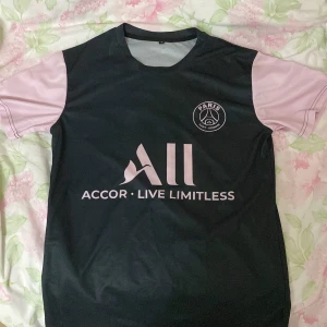 Psg tröja - En psg tröja som det står Neymar Jr på baksidan. Är i storlek M men fungerar oxå som S om man vill ha en mer oversized look. Helt oanvänd. Ej äkta. Köparen står för frakten ❤️