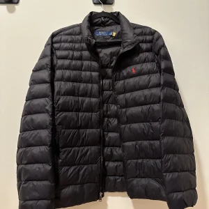 Ralph Lauren Dunjacka - Väldigt schysst Ralph Lauren Dunjacka. Liten skada på upphängaren, men annars i perfekt skick. Nypris 3 995. Pris kan diskuteras vid snabb affär. Skriv gärna vid frågor!