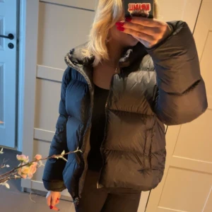 Monel jacka - Selger ettersom den ikke blir tatt i bruk lenger. Veldig fin og varm jakke Nypris: 4000