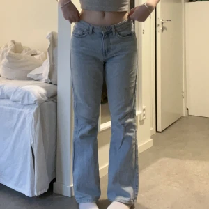 Ljusblåa mid bootcut jeans - Sway Mid Bootcut Jeans från Weekday i storlek 26/32. Fint skick, endast använda ett fåtal gånger. Färgen är som på sista bilden 