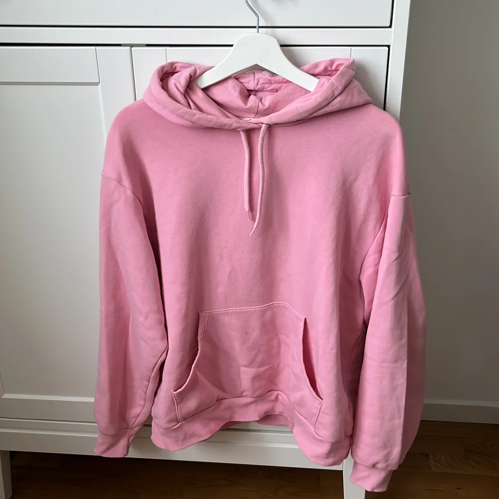 Köpt på Plick och hade en liten fläck på fickan som jag inte försökt ta bort så det går säkert!. Hoodies.