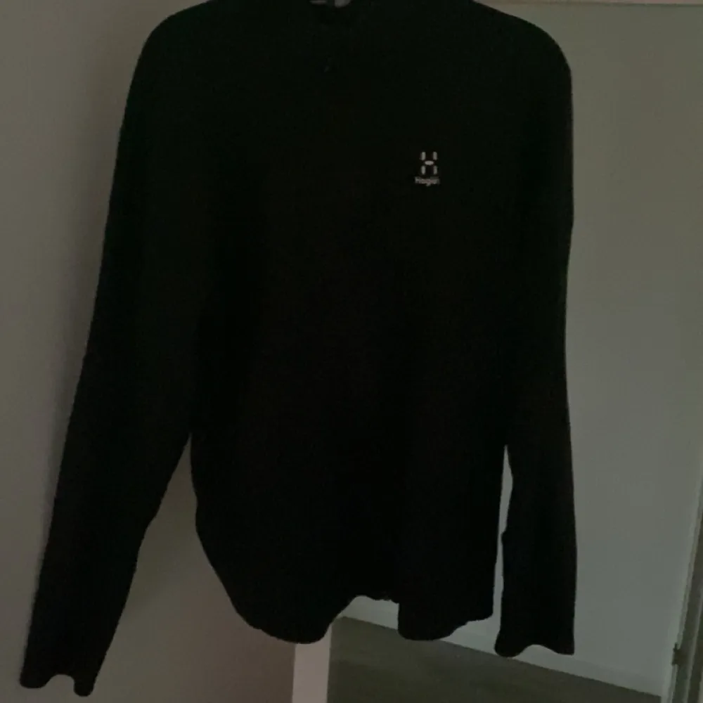 Tjena! Säljer en svart Haglövs tröja i storlek L passar M, sälja pågrund av att den är lite liten för mig.. Tröjor & Koftor.