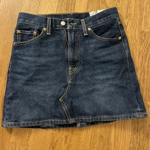 Levis Kjol - Skitsnygg kjol från Levis💘 går att klippa kort så den blir skit snygg lågmidjad💥