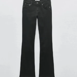 Zara jeans  - Säljer mina populära zara jeans i storlek 34 då jag inte använder de. De är i nyskick och säljs inte längre på zara💘
