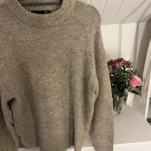 Stickad tröja  - Jag säljer denna stickade tröjan eftersom den inte kommer till användning då jag har många liksnande plagg. Enbart använd en gånger då den köptes för bara 2 veckor sedan.❤️