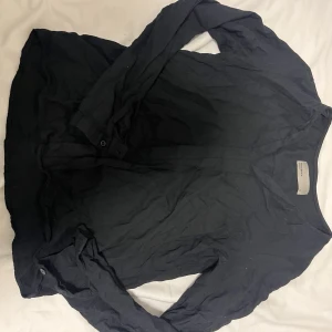 Långärmad blus - Långärmad blus med detalj från veromoda, skrynklig och dåligt ljus på bilden. Bra skick. Storlek XS men mer som S.