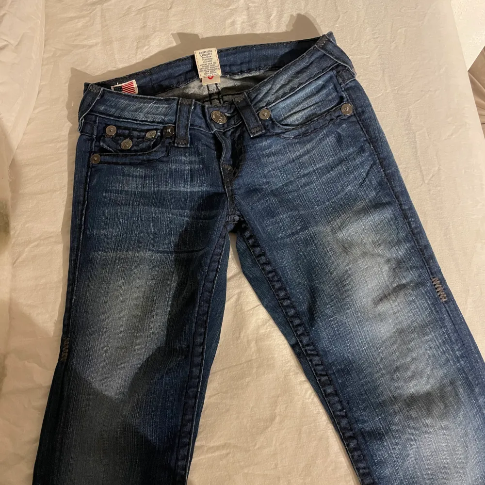 Ett par lågmidjade boutcut true religion jeans i väldigt bra sick . Jeans & Byxor.