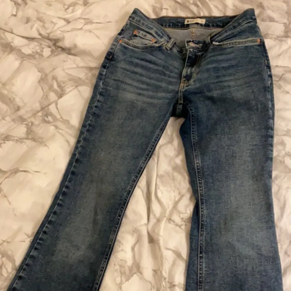 Säljer dessa fina bootcut jeans från gina tricot då dem ej kommer tilll någon användning längre💕 Pris kan diskureras och tveka inte vid frågor. Jeans & Byxor.