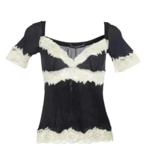 Vintage topp från Dolce and Gabbana - Säljer den här unika spetstoppen från Dolce and Gabbana! Andra bilden är min egna så det är alltså den i blått. Skicket är jättefint.