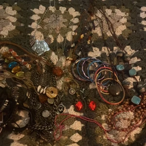 Smycken  - Säljer smycken billigt, kontakta mig om du är intresserad av ett smycke på bilden så diskuter vi frakt & pris <3