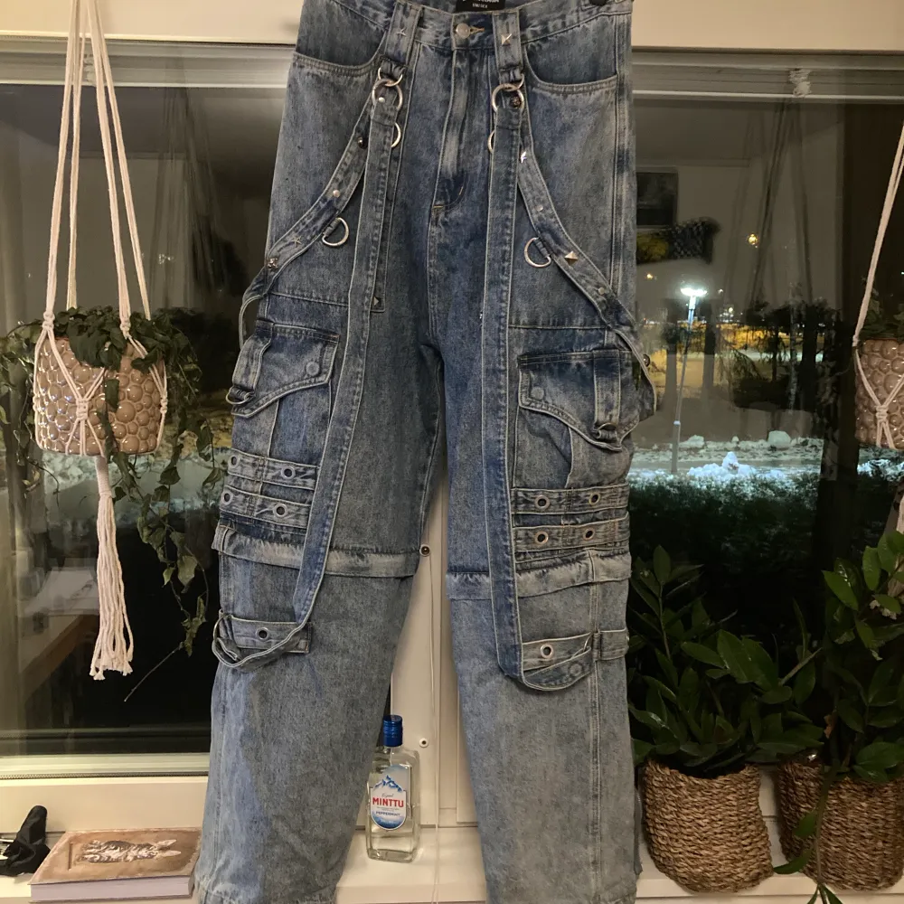 Balenciaga raver jeans  Extremt coola  Väldigt tunga men sköna  Sjukt bra kvalitet  Rätt så använda  Väldigt långa  R3p . Jeans & Byxor.