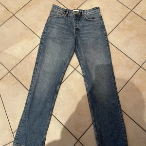 Low waist jeans - Lågmidjade jeans från zara, sitter så fint och formar jättebra. Nästan aldrig använda så i princip helt nya