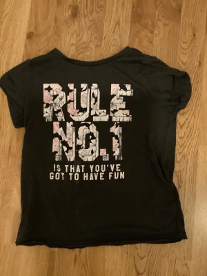 T-shirt  - T-shirt kontakt mig via köp ⚡️💕 10-12år storlek 146-152