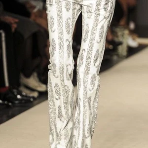 Söker  - Jag söker ifall nån kanske har ett sånt här par jeans från isabel marant att sälja❤️❤️