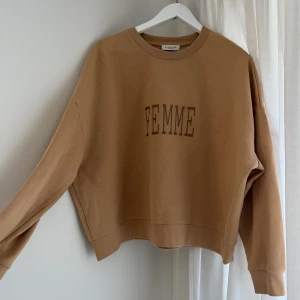 Sweatshirt  - Superfin sweatshirt från ”Selected Femme”, knappt använd! Storlek M