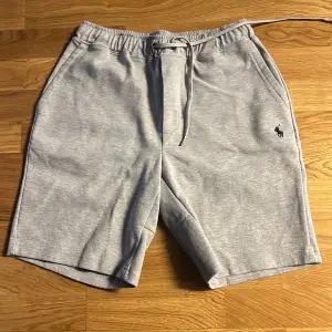 Ett par Ralph Lauren shorts som använts ett par gånger bara under sommarn! Storlek S